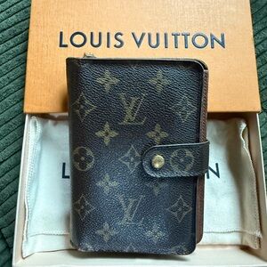 2 fer Louis Vuitton Black and Gold Monogram Wallet